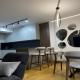 Banesë për Qira në Komuna e Qendrës, Shkup — APARTAMENT I RI MODERN I MOBILUAR 70M2 I VENDOSUR NË QENDËR TEK XHAMBO — fotografi 3