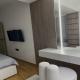Banesë për Qira në Komuna e Qendrës, Shkup — APARTAMENT I RI MODERN I MOBILUAR 70M2 I VENDOSUR NË QENDËR TEK XHAMBO — fotografi 11
