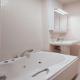 Banesë për Qira në Komuna e Qendrës, Shkup — Apartament modern i mobiluar në Vodno — fotografi 3