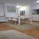 Banesë për Qira në Dame Gruev, Komuna e Qendrës, Shkup — APARTAMENT I REHATSHËM TRE-DHOMËSH NË QENDËR, PRANË KUVENDIT — fotografi 1